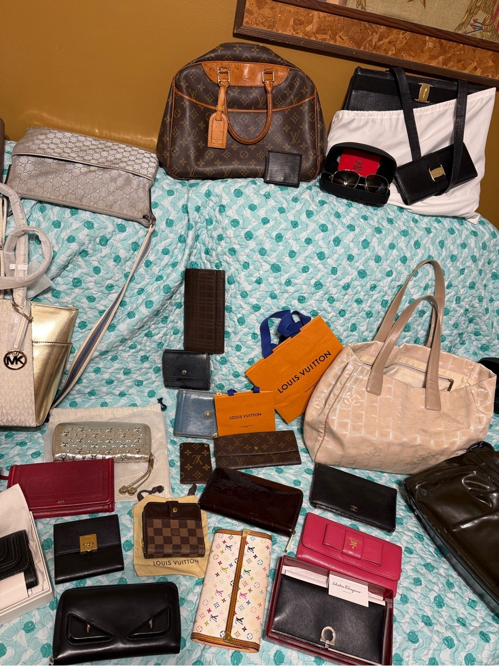 Designer lot! Louis Vuitton, Prada, Chanel, Burberry, Ferragamo, jimmy Choo + - Picture 5 of 13
